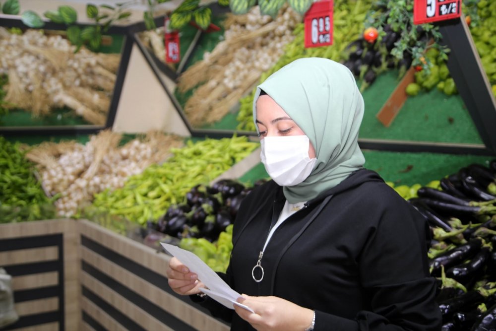 Arkadaşının manavdan aldığı mandalinanın parasını zarfa koyduğu bir notla ödedi