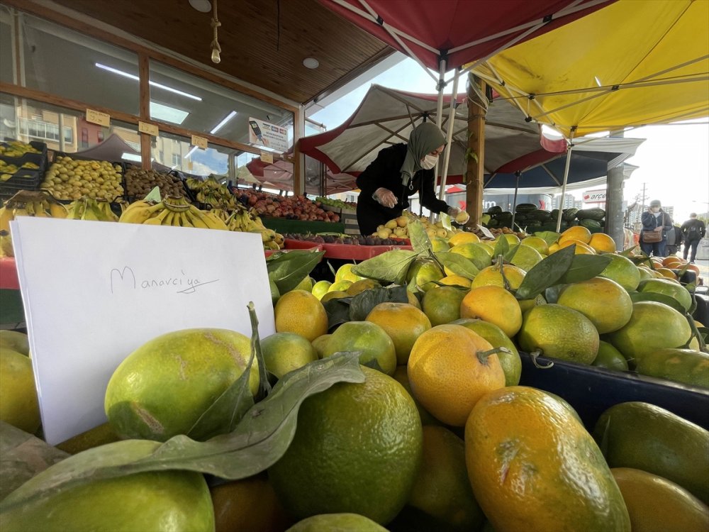 Arkadaşının manavdan aldığı mandalinanın parasını zarfa koyduğu bir notla ödedi