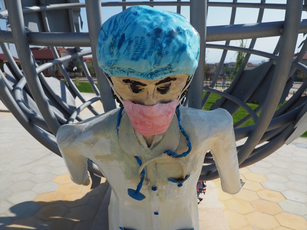 AK Parti'li Özkan, tartışılan "sağlıkçı heykellerinin" kaldırılmasını istedi