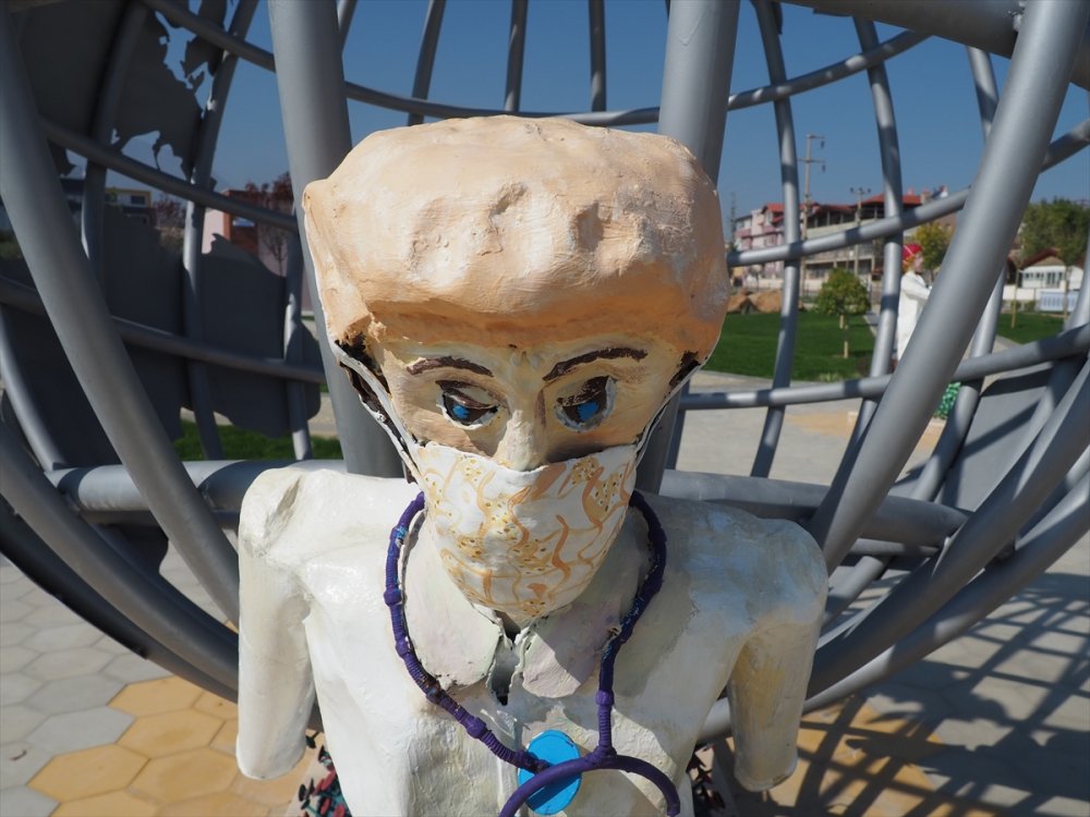 AK Parti'li Özkan, tartışılan "sağlıkçı heykellerinin" kaldırılmasını istedi