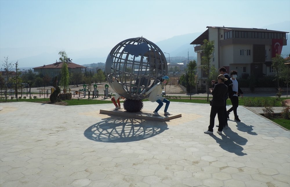 AK Parti'li Özkan, tartışılan "sağlıkçı heykellerinin" kaldırılmasını istedi