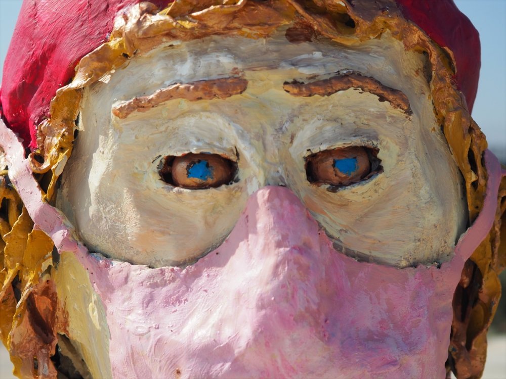 AK Parti'li Özkan, tartışılan "sağlıkçı heykellerinin" kaldırılmasını istedi