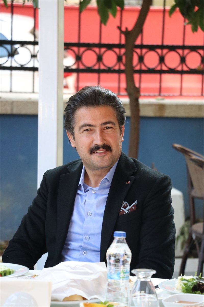 AK Parti'li Özkan, tartışılan "sağlıkçı heykellerinin" kaldırılmasını istedi