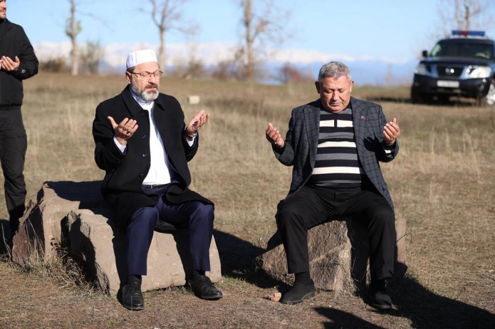 Diyanet İşleri Başkanı Erbaş, Şuşa'da Cıdır Ovası’nda şehitler için dua etti