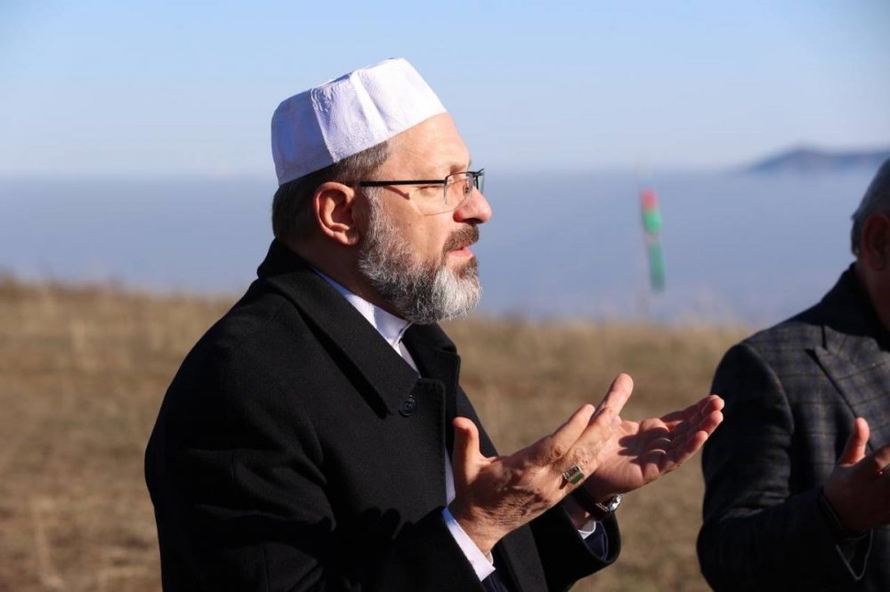 Diyanet İşleri Başkanı Erbaş, Şuşa'da Cıdır Ovası’nda şehitler için dua etti