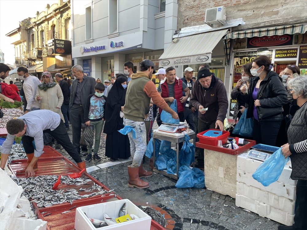 Edirne'de 5 liraya düşen hamsiye vatandaşlar yoğun ilgi gösterdi