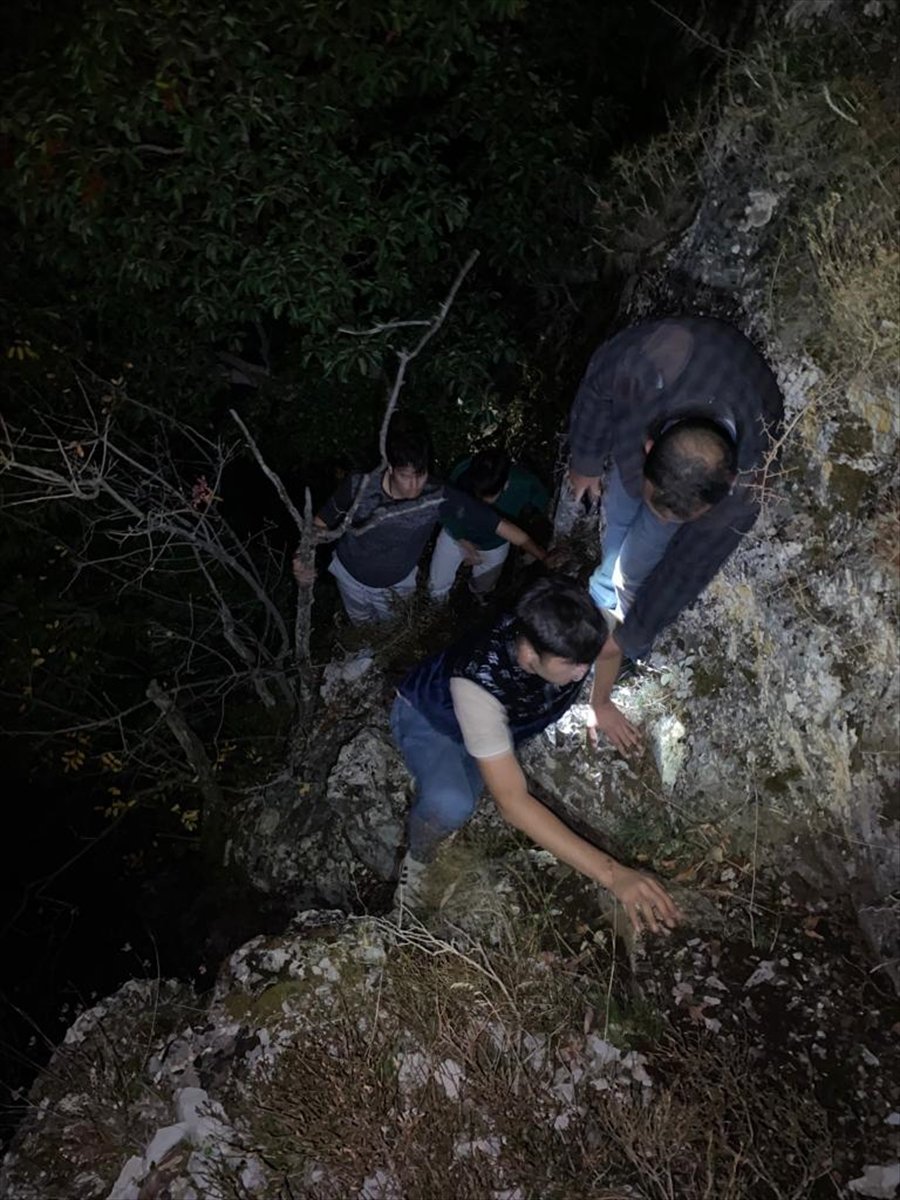 Manisa'daki Spil Dağı'nda mahsur kalan 4 kişiyi jandarma kurtardı