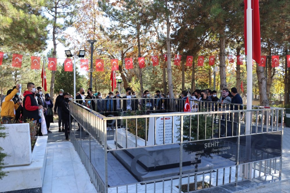 Özel öğrenciler şehit Ömer Halisdemir'in kabrini ziyaret etti