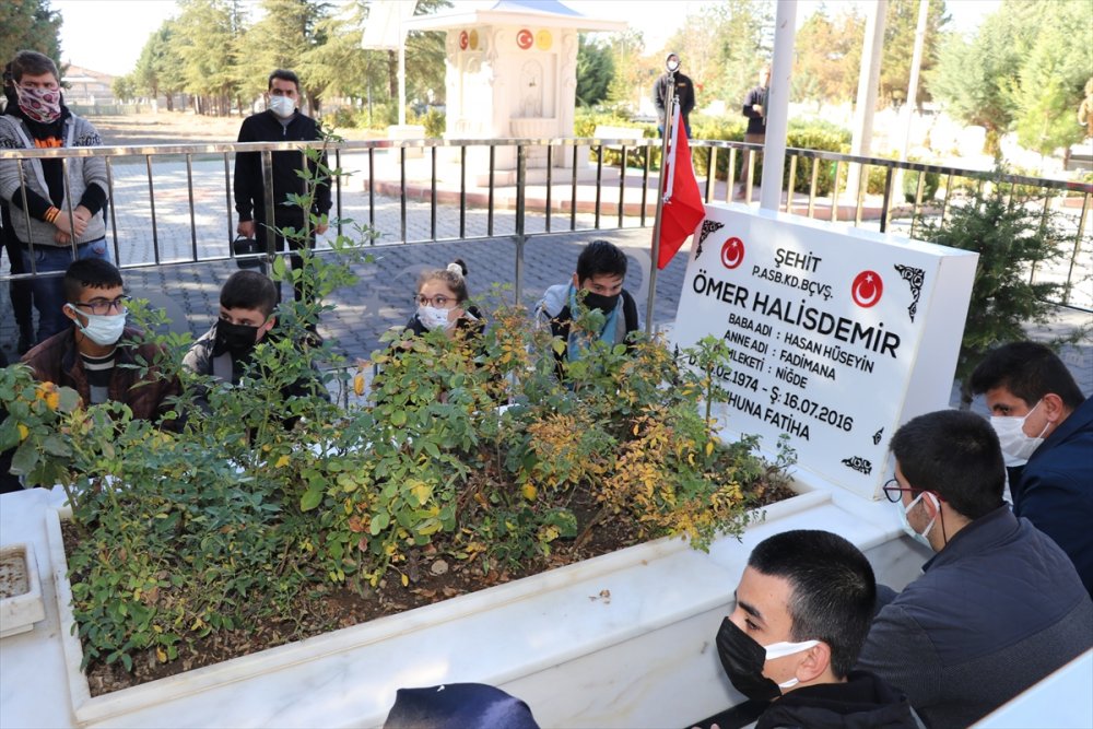 Özel öğrenciler şehit Ömer Halisdemir'in kabrini ziyaret etti