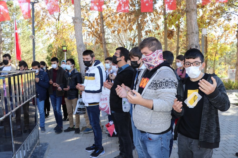 Özel öğrenciler şehit Ömer Halisdemir'in kabrini ziyaret etti