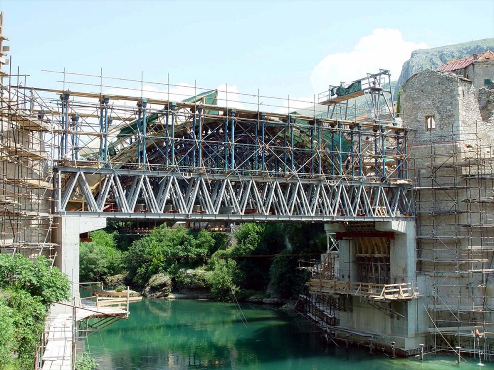 Tarihi Mostar Köprüsü'nün yıkılışının 28'inci yılında tören düzenlendi