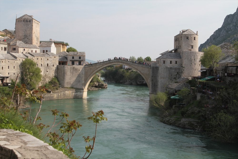 Tarihi Mostar Köprüsü'nün yıkılışının 28'inci yılında tören düzenlendi