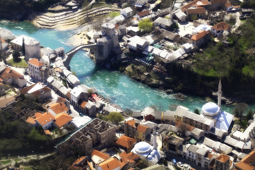 Tarihi Mostar Köprüsü'nün yıkılışının 28'inci yılında tören düzenlendi