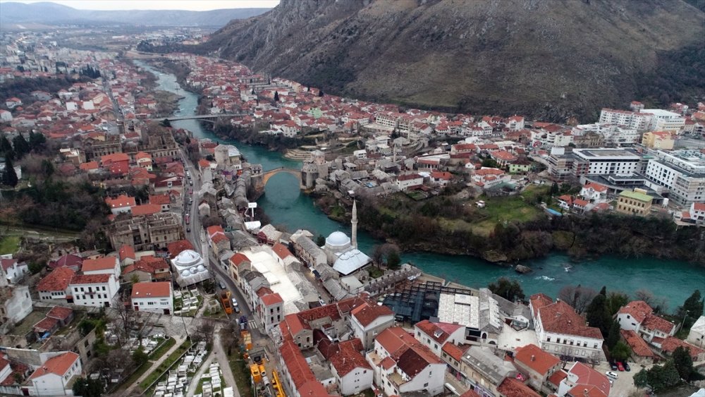 Tarihi Mostar Köprüsü'nün yıkılışının 28'inci yılında tören düzenlendi
