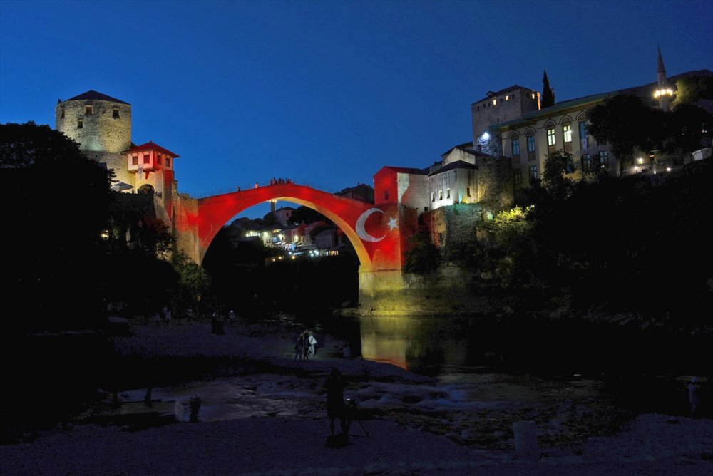 Tarihi Mostar Köprüsü'nün yıkılışının 28'inci yılında tören düzenlendi