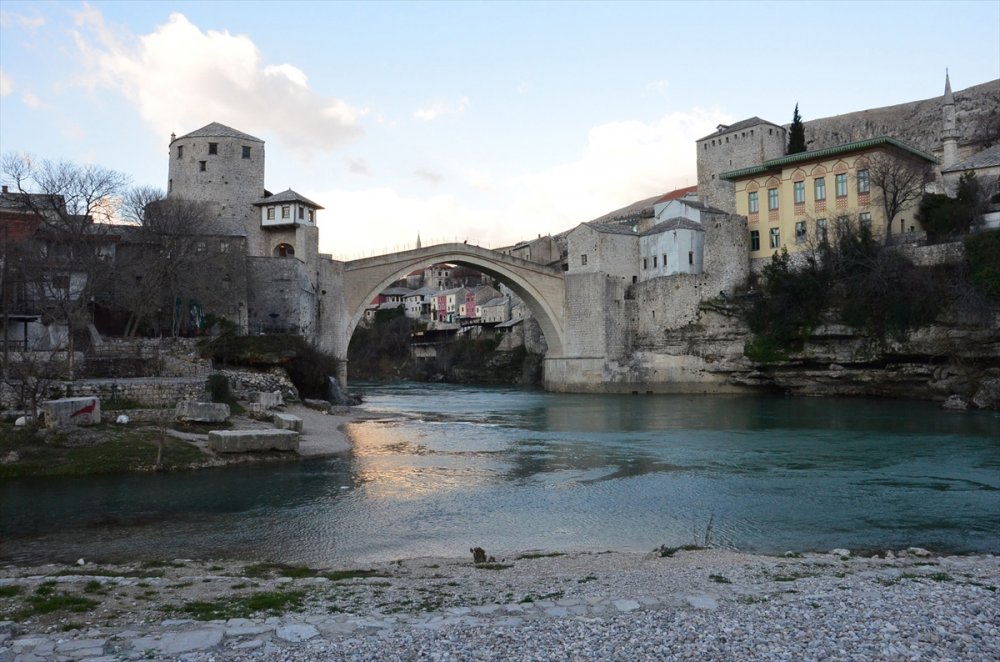 Tarihi Mostar Köprüsü'nün yıkılışının 28'inci yılında tören düzenlendi