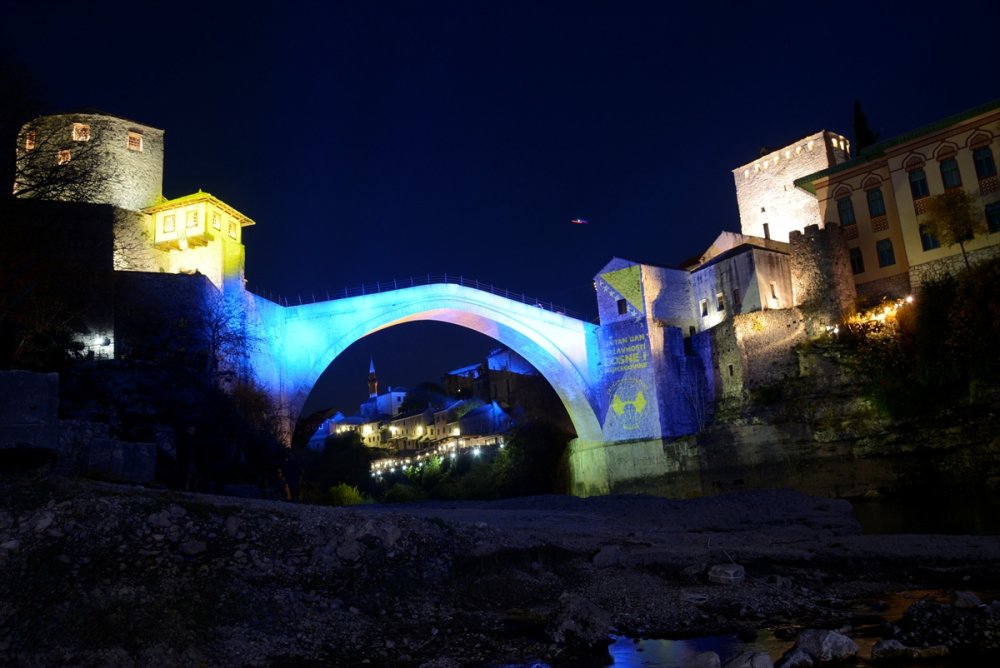 Tarihi Mostar Köprüsü'nün yıkılışının 28'inci yılında tören düzenlendi