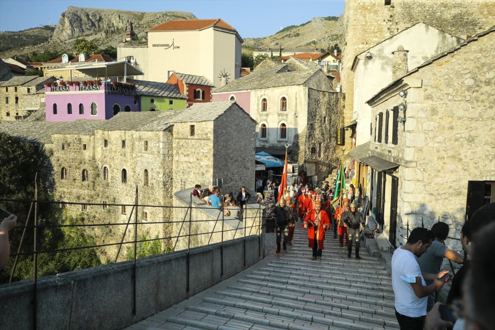 Tarihi Mostar Köprüsü'nün yıkılışının 28'inci yılında tören düzenlendi