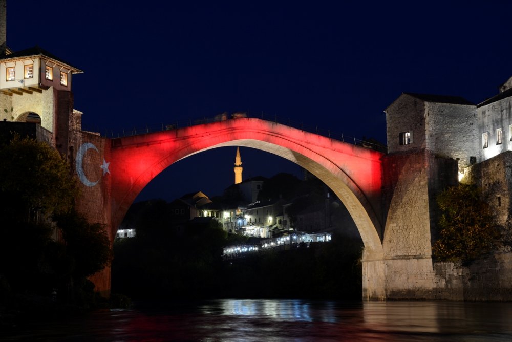 Tarihi Mostar Köprüsü'nün yıkılışının 28'inci yılında tören düzenlendi