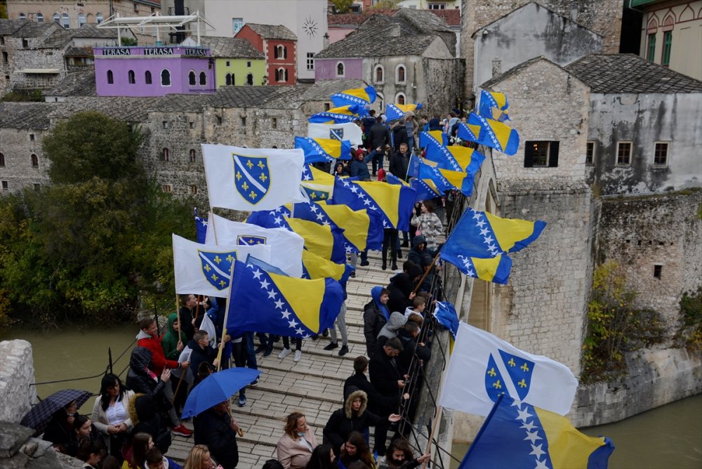 Tarihi Mostar Köprüsü'nün yıkılışının 28'inci yılında tören düzenlendi