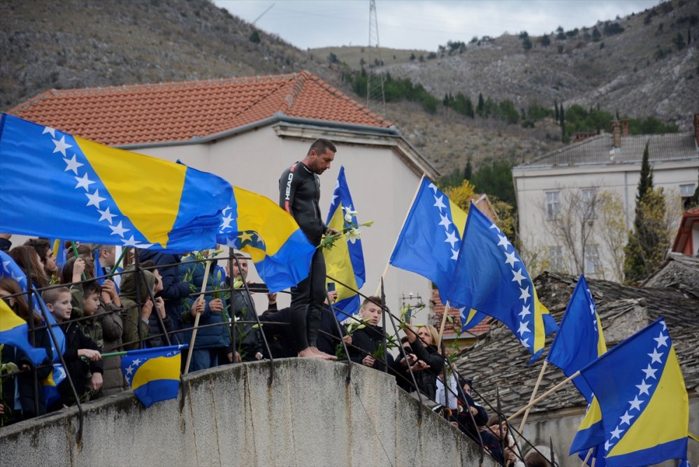 Tarihi Mostar Köprüsü'nün yıkılışının 28'inci yılında tören düzenlendi