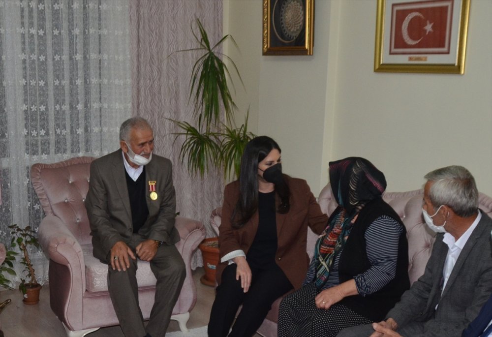 AK Parti Genel Başkan Yardımcısı Jülide Sarıeroğlu'ndan şehit kardeşine ziyaret: