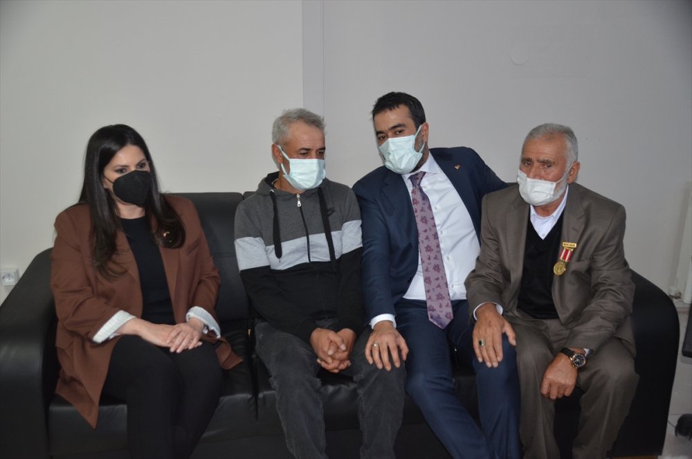 AK Parti Genel Başkan Yardımcısı Jülide Sarıeroğlu'ndan şehit kardeşine ziyaret: