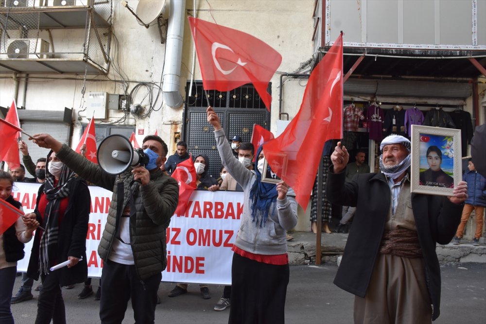Hakkari'de çocukları dağa kaçırılan aileler HDP önünde eylem yaptı