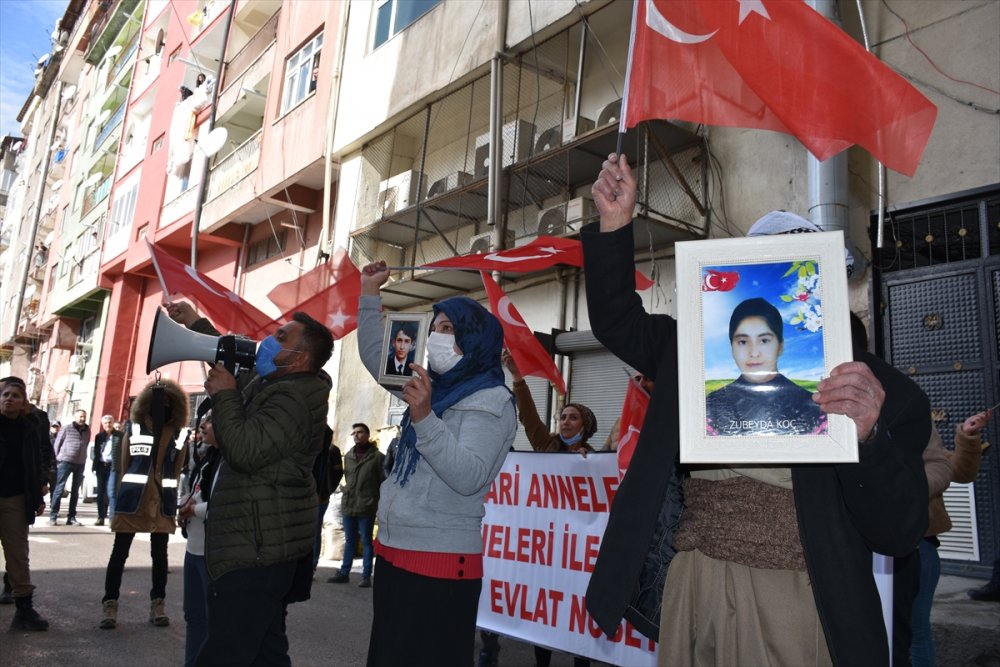 Hakkari'de çocukları dağa kaçırılan aileler HDP önünde eylem yaptı