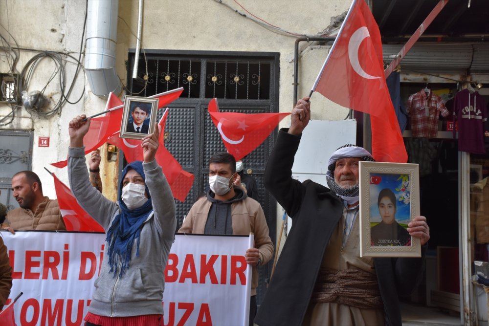 Hakkari'de çocukları dağa kaçırılan aileler HDP önünde eylem yaptı