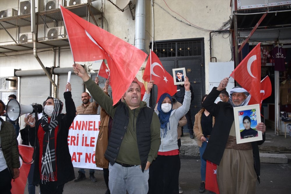 Hakkari'de çocukları dağa kaçırılan aileler HDP önünde eylem yaptı