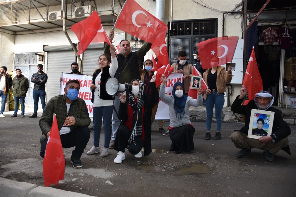 Hakkari'de çocukları dağa kaçırılan aileler HDP önünde eylem yaptı