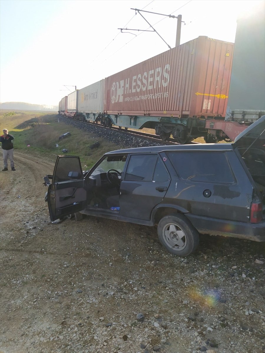 Kırklareli'nde hemzemin geçitte yük treninin çarptığı otomobilin sürücüsü yaralandı