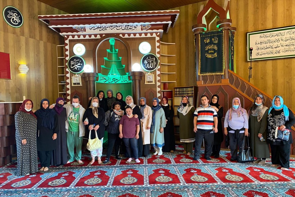 Almanya'da "Engelsiz Cami" projesiyle down sendromlu çocuklara ebru sanatı tanıtıldı