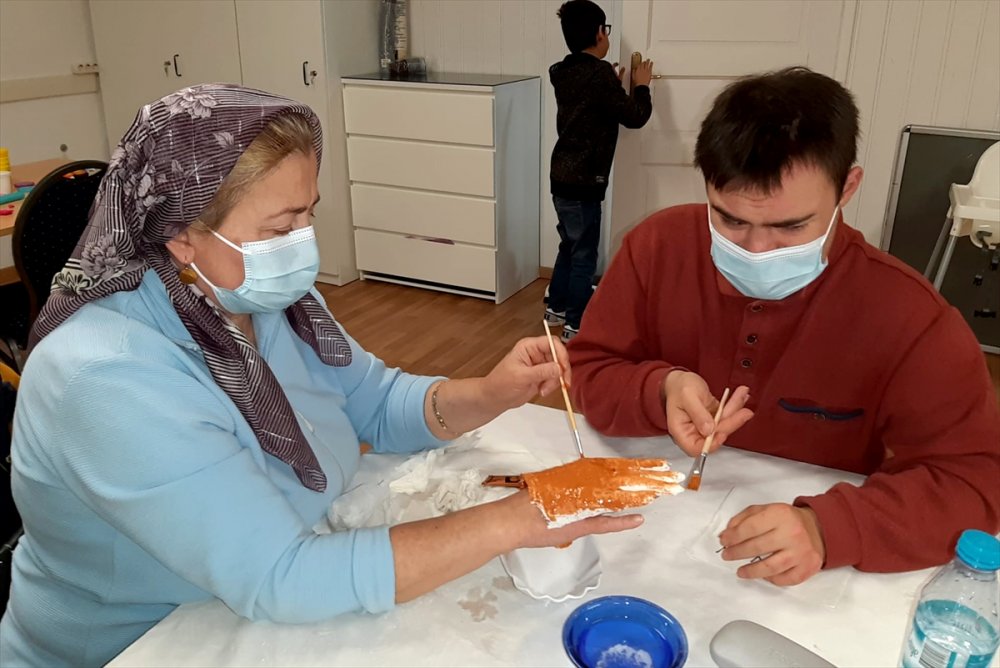 Almanya'da "Engelsiz Cami" projesiyle down sendromlu çocuklara ebru sanatı tanıtıldı