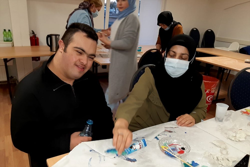 Almanya'da "Engelsiz Cami" projesiyle down sendromlu çocuklara ebru sanatı tanıtıldı