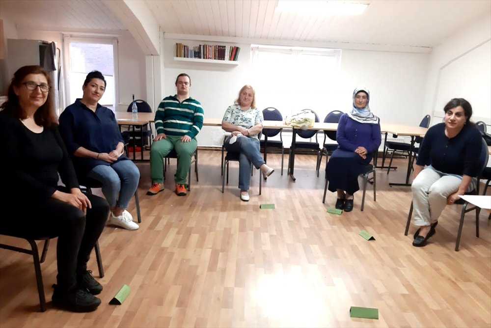 Almanya'da "Engelsiz Cami" projesiyle down sendromlu çocuklara ebru sanatı tanıtıldı