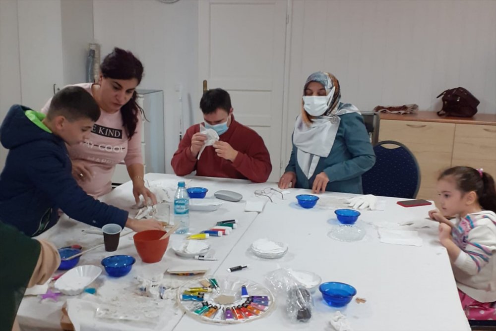 Almanya'da "Engelsiz Cami" projesiyle down sendromlu çocuklara ebru sanatı tanıtıldı