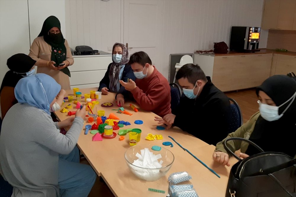 Almanya'da "Engelsiz Cami" projesiyle down sendromlu çocuklara ebru sanatı tanıtıldı