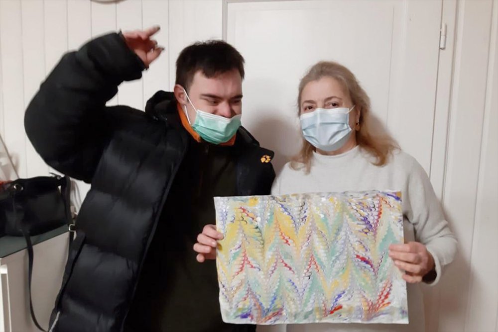 Almanya'da "Engelsiz Cami" projesiyle down sendromlu çocuklara ebru sanatı tanıtıldı