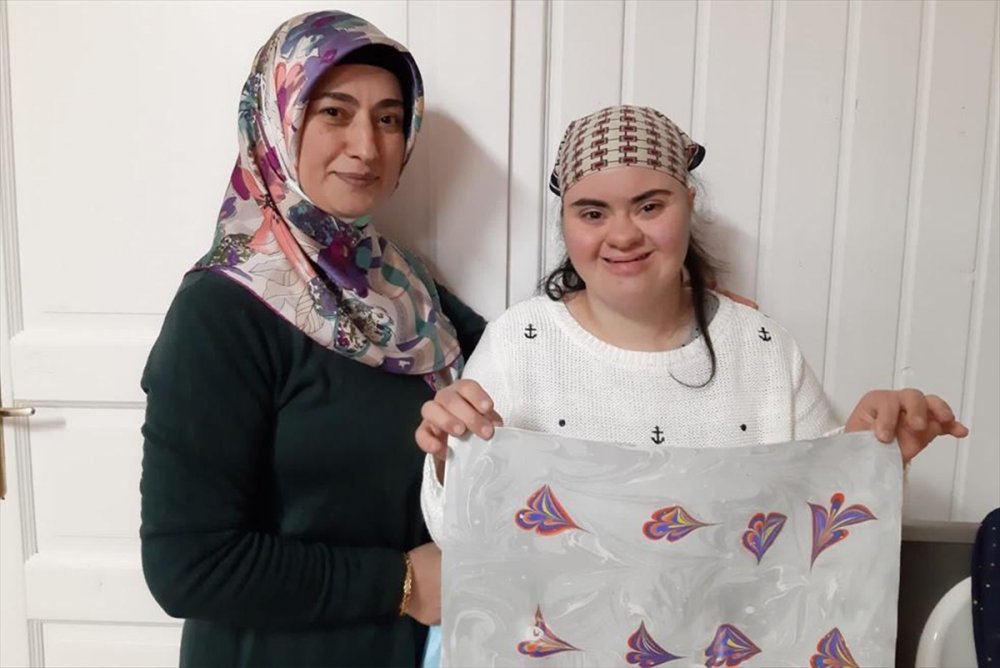 Almanya'da "Engelsiz Cami" projesiyle down sendromlu çocuklara ebru sanatı tanıtıldı
