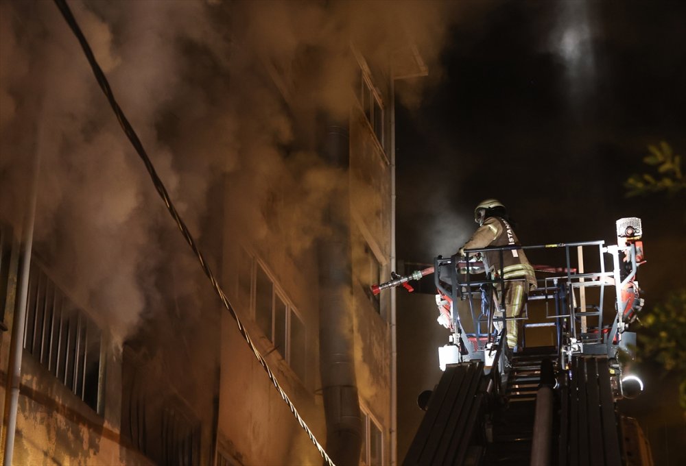 Kağıthane’deki mobilya atölyesinde çıkan yangın söndürüldü