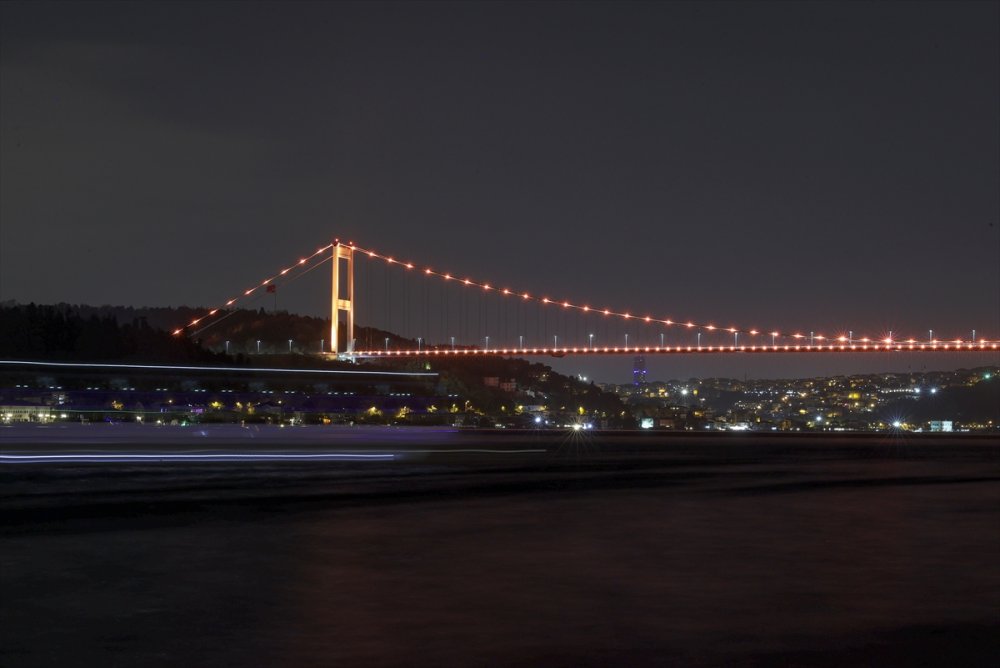 FSM Köprüsü, kadına yönelik şiddetle mücadele için turuncuyla aydınlatıldı