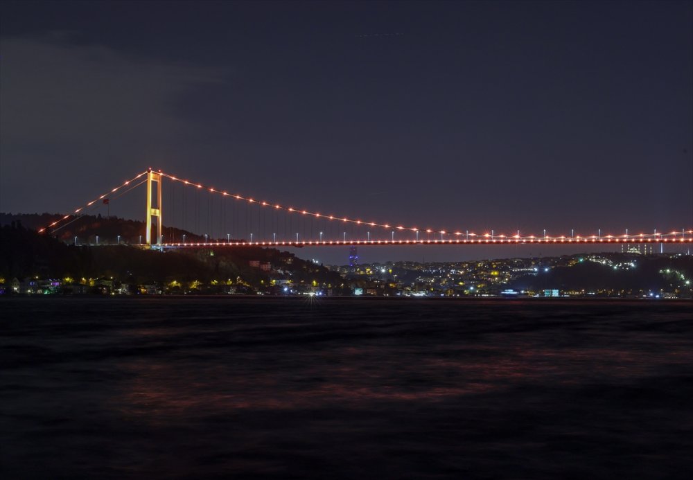 FSM Köprüsü, kadına yönelik şiddetle mücadele için turuncuyla aydınlatıldı