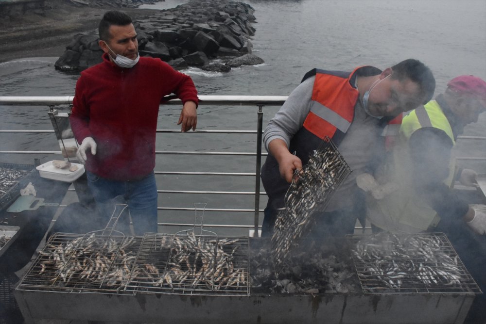 Ordu'da festivalde vatandaşlara 5 ton ızgara hamsi ikram edildi