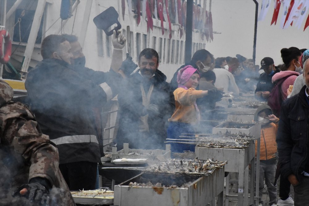 Ordu'da festivalde vatandaşlara 5 ton ızgara hamsi ikram edildi