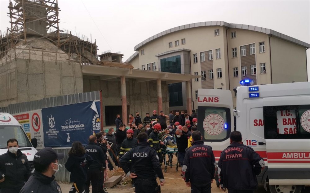 Kocaeli'de cami inşaatında kubbe kalıbı çöktü, 8 kişi yaralandı
