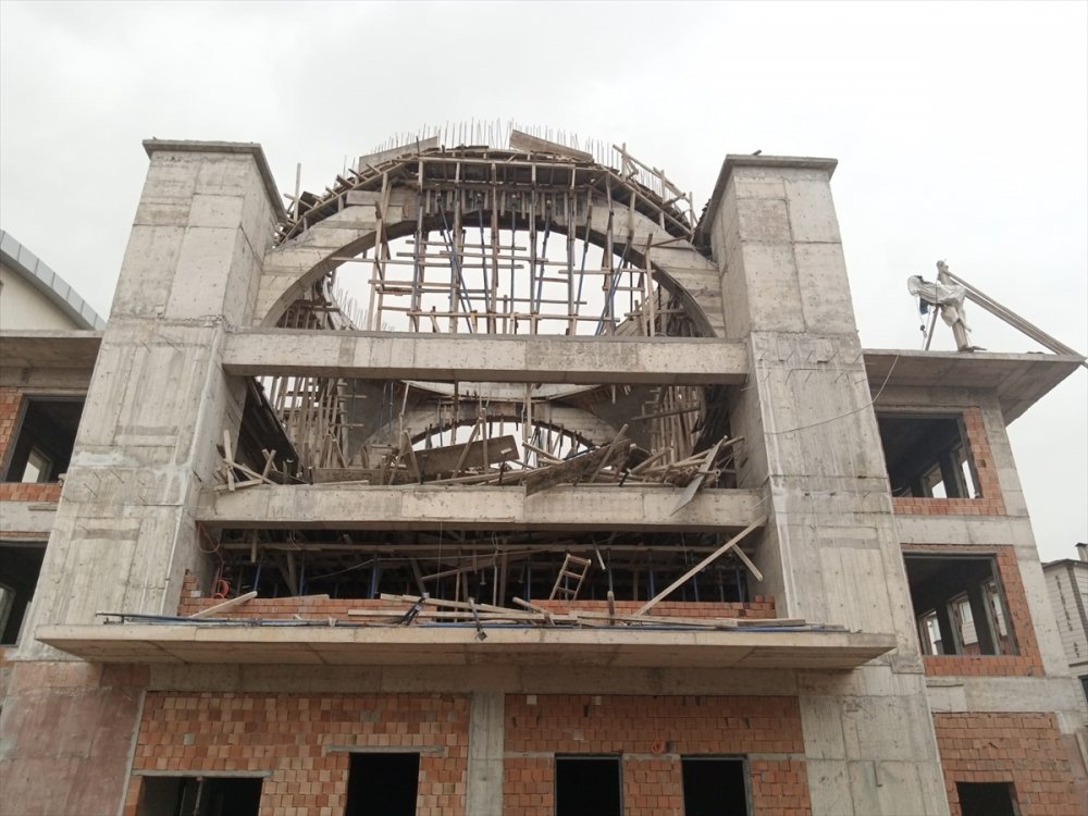 Kocaeli'de cami inşaatında kubbe kalıbı çöktü, 8 kişi yaralandı