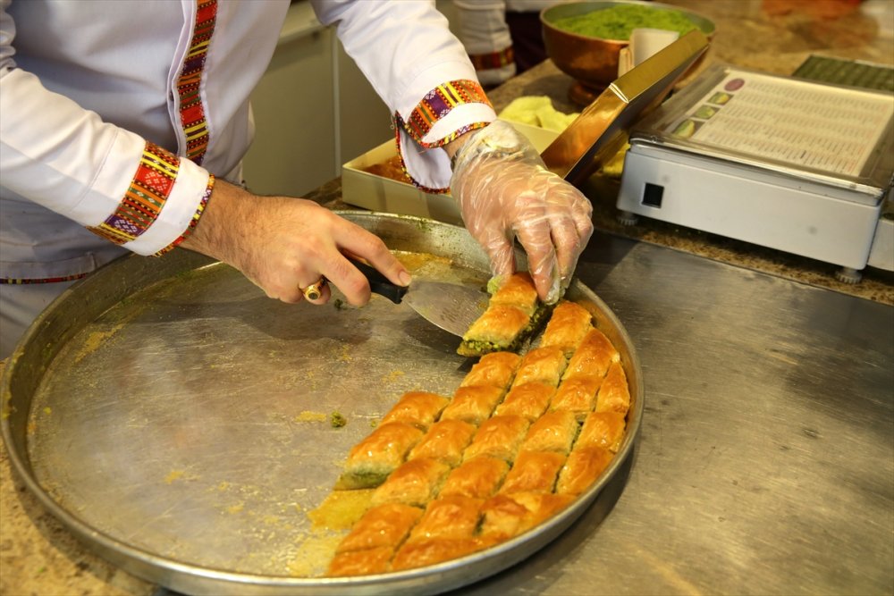 Gaziantepli baklavacılar gelenekselcilikten vazgeçmiyor