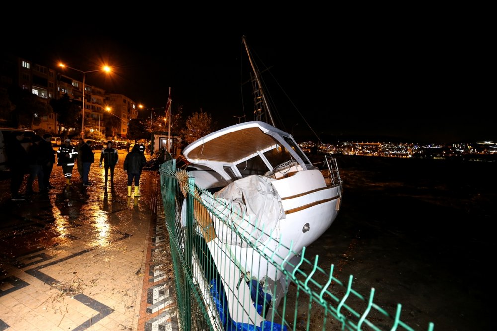 Gemlik Körfezi'nde metrelerce yükselen dalgalar balıkçı teknelerini batırdı